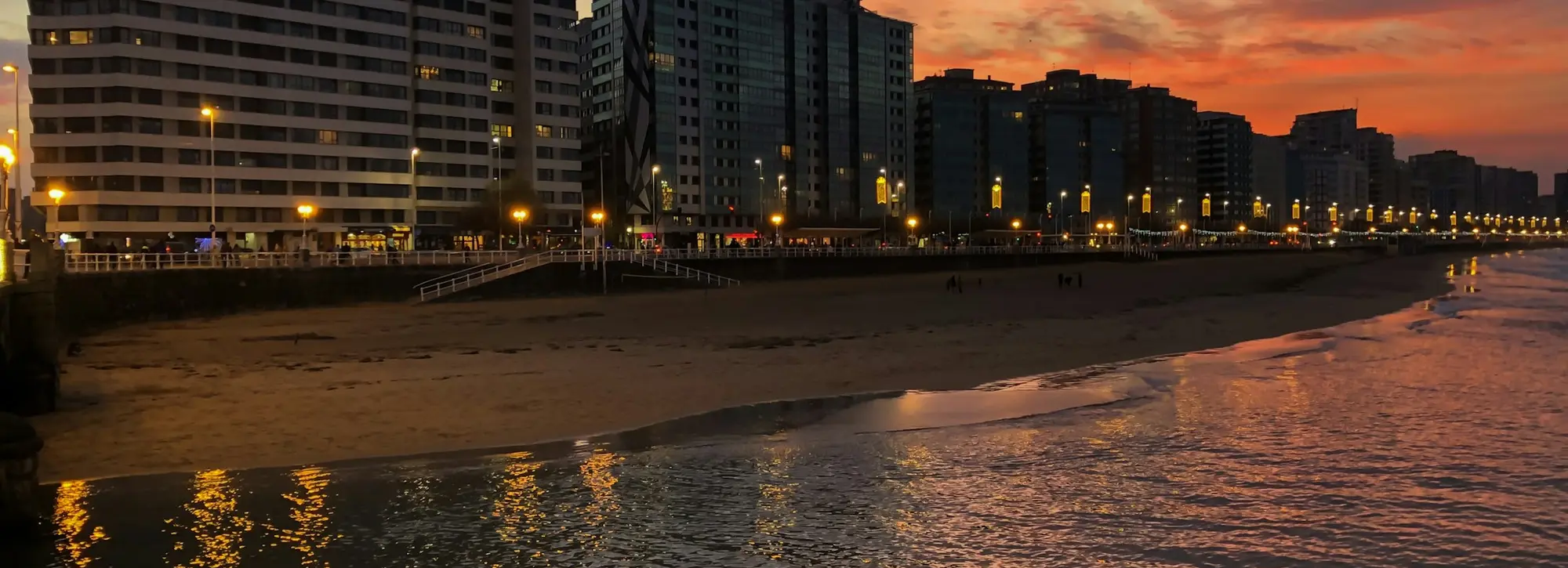 Playa de San Lorenzo y costa de Gijón al atardecer